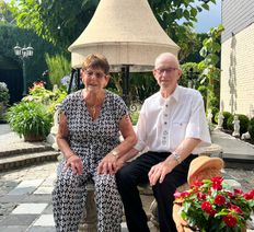 Elisabeth und Hubert Müller freuen sich auf das Fest ihrer Eisernen Hochzeit, das sie mit ihrer Familie im liebevoll gepflegten Garten verbringen werden, der ihren Lebensmittelpunkt darstellt.