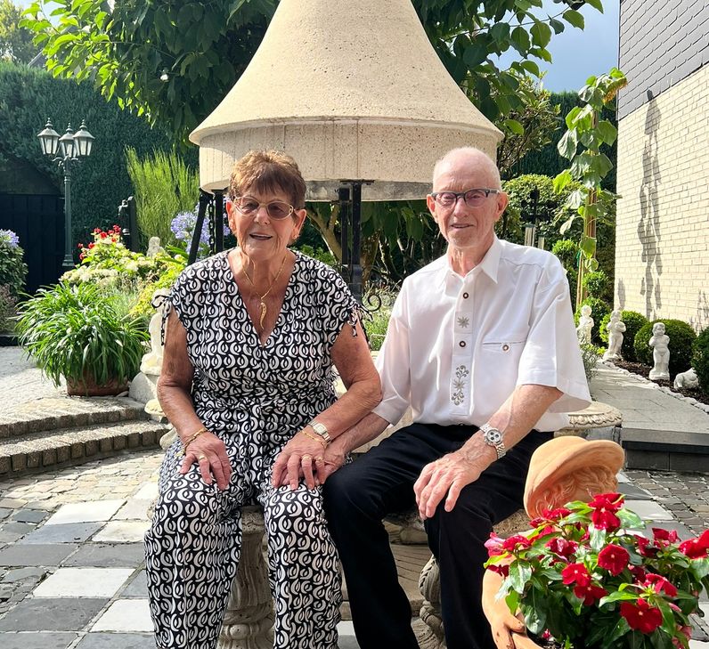 Elisabeth und Hubert Müller freuen sich auf das Fest ihrer Eisernen Hochzeit, das sie mit ihrer Familie im liebevoll gepflegten Garten verbringen werden, der ihren Lebensmittelpunkt darstellt.