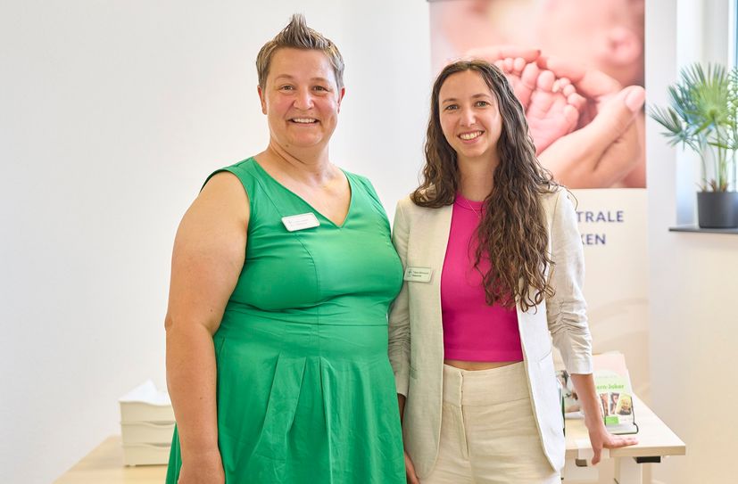 Die Hebammen Lydia Junker und Tabea Sitrinovich leiten die Hebammenzentrale für den Rhein-Hunsrück-Kreis in Simmern.