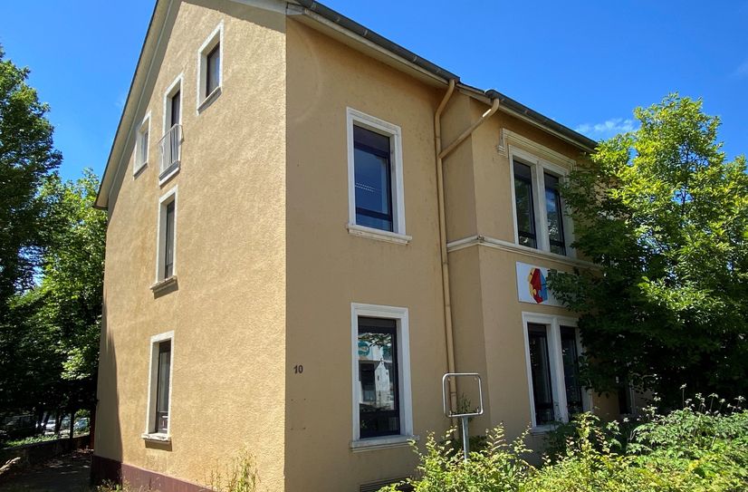 Die Straßenseite des alten Mehrgenerationenhauses.