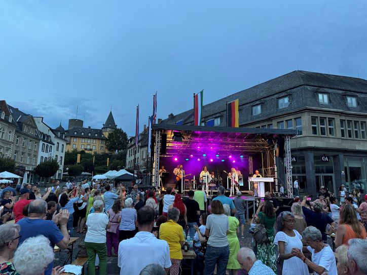 „One Night with ABBA“ lockte viele Zuhörer/innen auf den Marktplatz