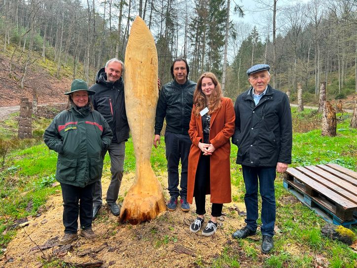 Freuen sich auf die Arbeiten an der Holzkunstroute: v.l Ute Hass (Revierförsterin), Holger Hagedorn (Dozent), Ernesto Marques (Dozent), Mariella Bruno de Sá, Prof. Dr. Günter Zehnder (Kunstakademie).