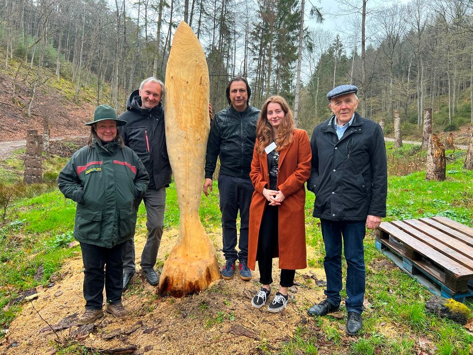 Freuen sich auf die Arbeiten an der Holzkunstroute: v.l Ute Hass (Revierförsterin), Holger Hagedorn (Dozent), Ernesto Marques (Dozent), Mariella Bruno de Sá, Prof. Dr. Günter Zehnder  (Kunstakademie).