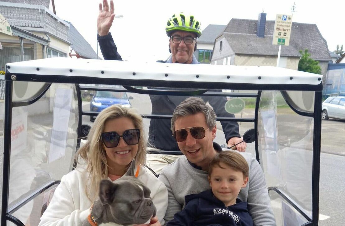 Während Norbert Liesenfeld in die Pedale trat, genossen die Besucher der Geierlay-Brücke die gemütliche Fahrt mit der E-Rikscha.