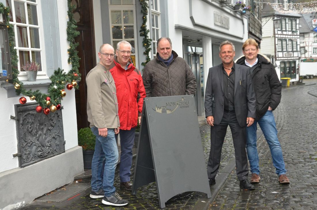 Die Gewerbetreibenden Jochen Kaulard, (l.) Werner Maaßen (3.v.l.) und Lutz Schell (4.v.l.) sowie Ortsvorsteher Georg Kaulen (2.v.l.) und Wirtschaftsförderer Björn Schmitz (r.) setzen auf ein einheitliches Bild der Werbung in der Monschauer Altstadt. Foto: T. Förster