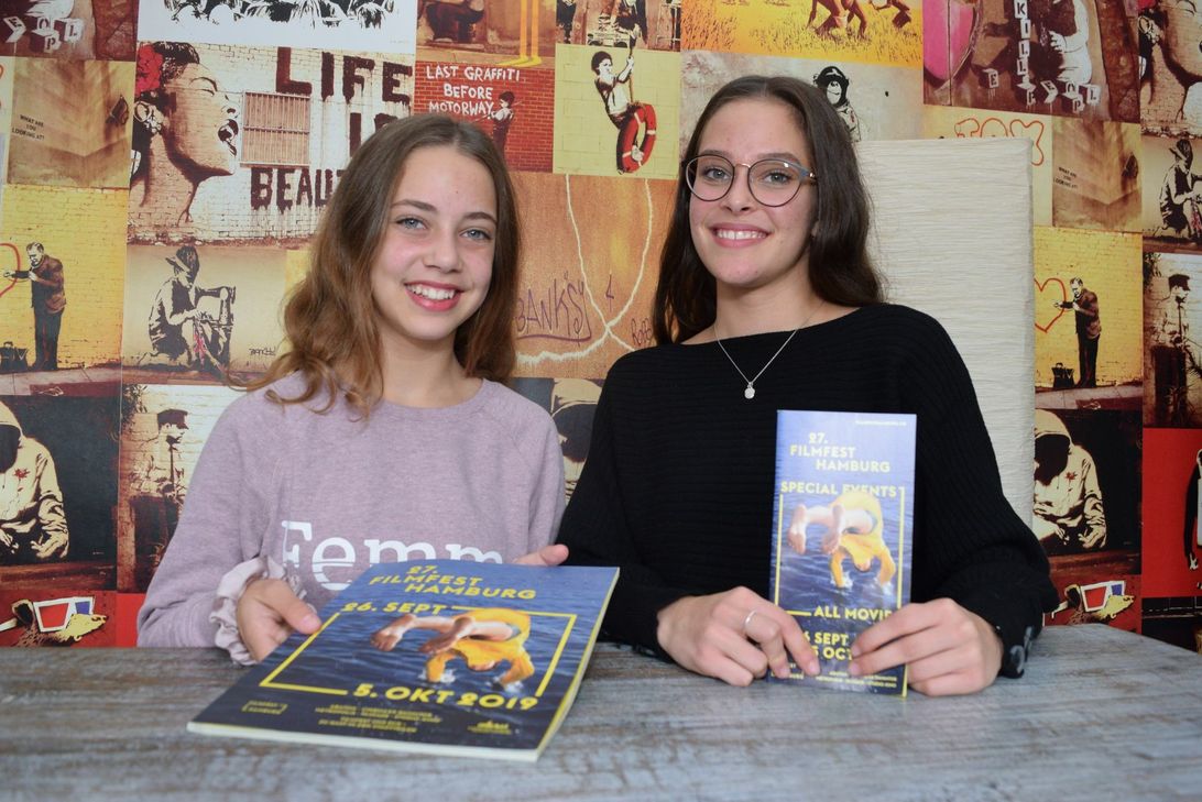 Luzie Nadjafi (li.) ist im Film »Morgen sind wir frei« erstmals auf der Kinoleinwand zu sehen. Ihre große Schwester Nelly  (re.) spielte bereits in Fernsehproduktionen wie »Knallerfrauen« mit.  Foto: Scholl