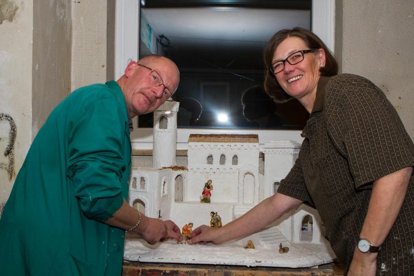 Der Vereinsvorsitzende Oliver Reuter hilft der Kindergarten-Oma Giesela Caspers bei der Bestückung ihrer orientalischen Krippe.