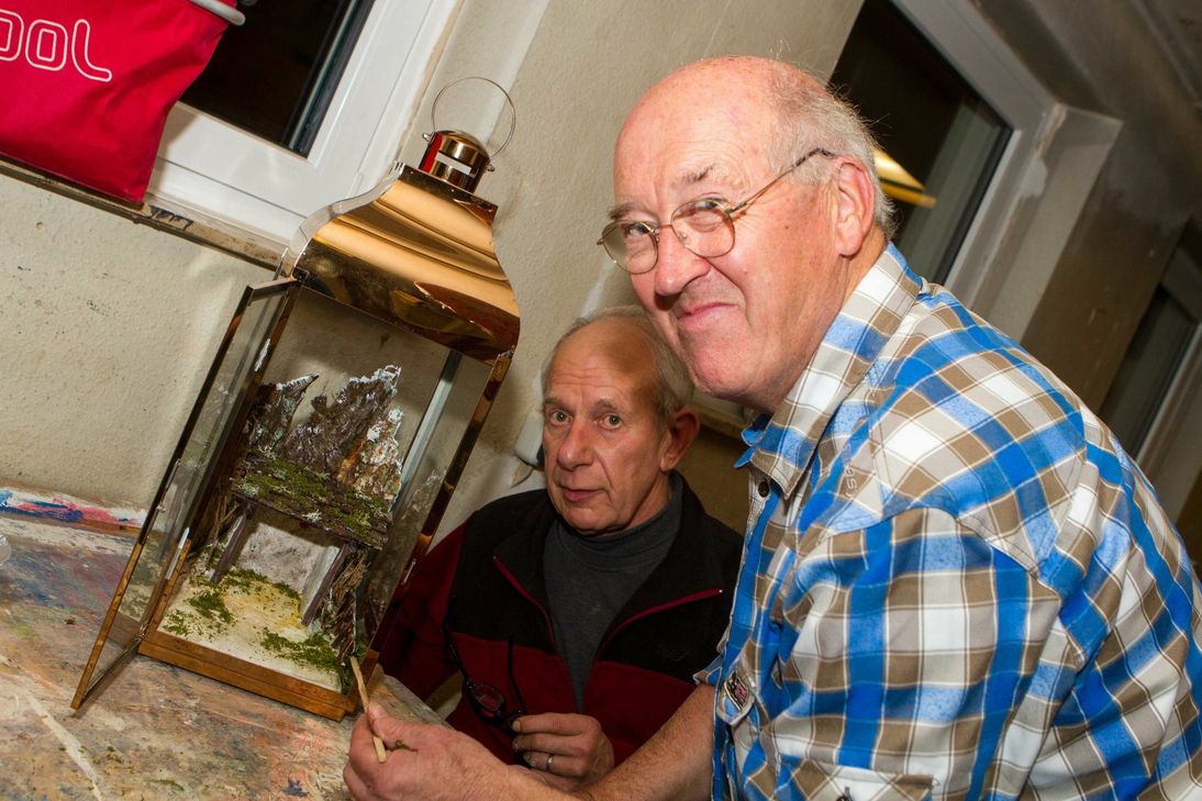 Karl Hürth  bei der Endfertigung seiner Laternenkrippe. Fotos: Paul Düster
