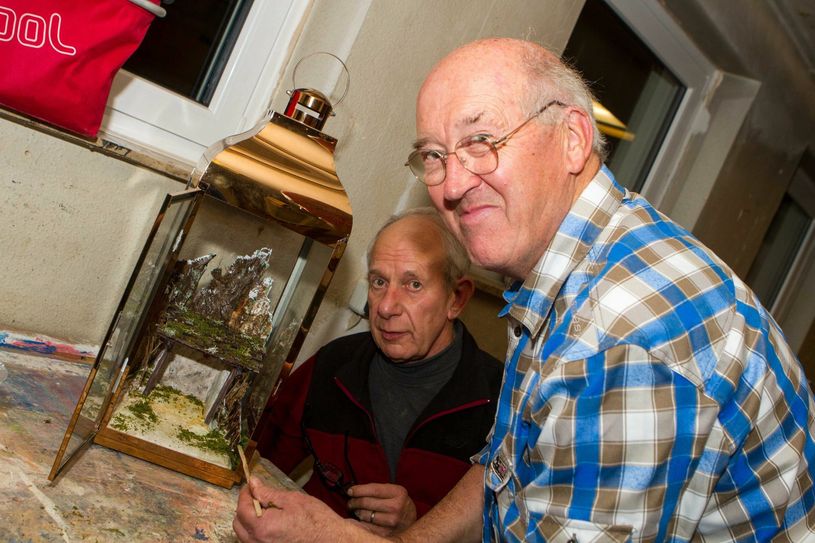 Karl Hürth  bei der Endfertigung seiner Laternenkrippe. Fotos: Paul Düster