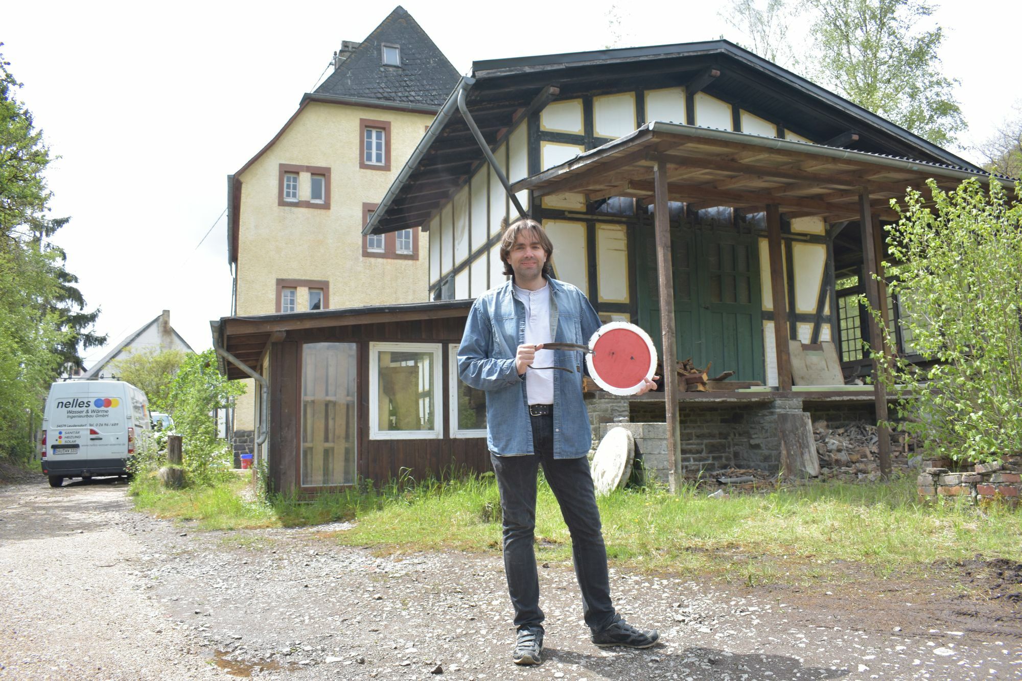 Noch sind die Umbauarbeiten im Gange. Andreas Kurth hofft, spätestens im Frühjahr 2022 »freie Fahrt« für die Eröffnung des ehemaligen Bahnhofs Ahütte geben zu können. Foto: Mager