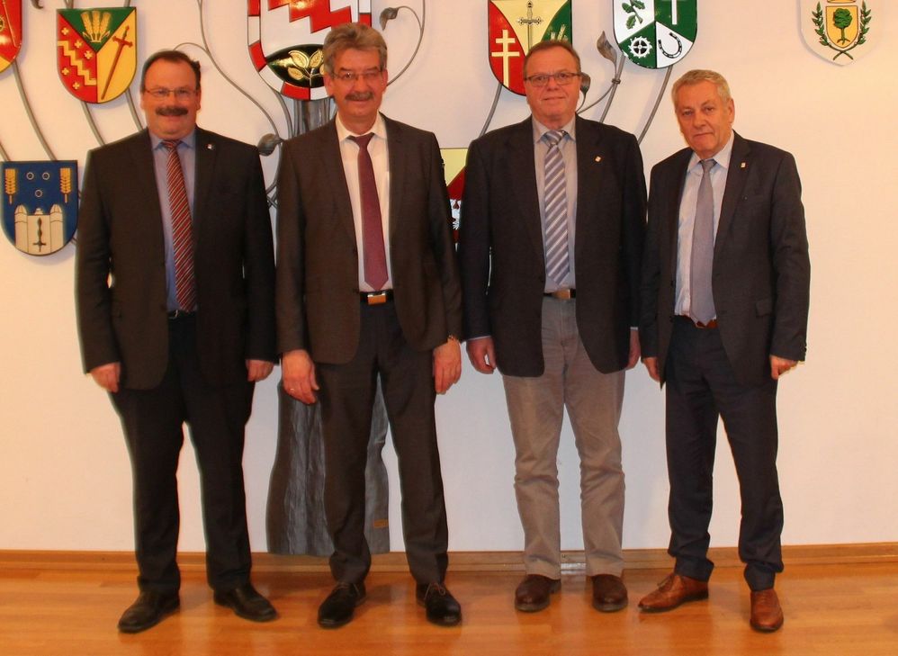 Start in die zweite Amtszeit (v. l.): Beigeordneter Karl-Josef Fischer, VG-Bürgermeister Alfred Steimers, Beigeordneter Heinz-Werner Hendges und Landrat Manfred Schnur.