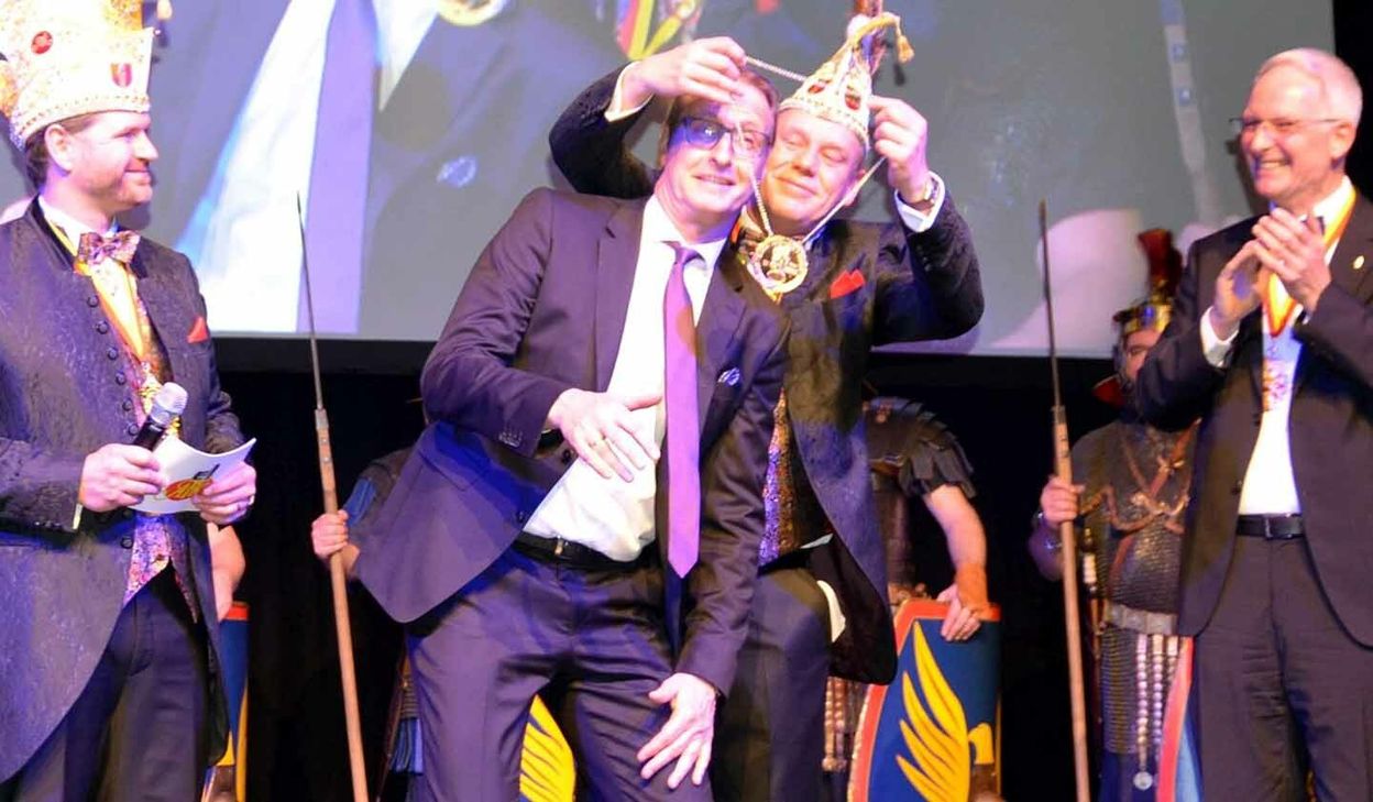 Januar: Sportmoderator Florian König (Mitte) erhält bei der ATK-Gala der Arbeitsgemeinschaft Trierer Karneval den mit 5.555 Euro dotierten Kaiser-Augustus-Orden für sein soziales Engagement. Das Geld spendet er.