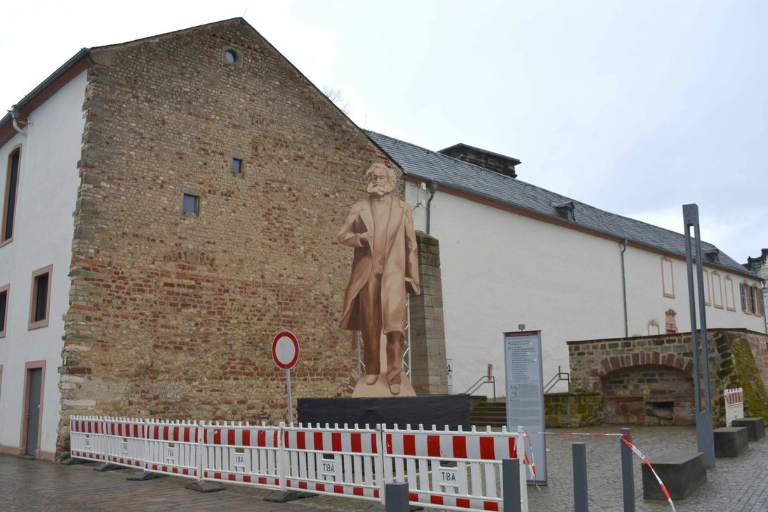 März: Der Stadtrat spricht sich letztlich mit klarer Mehrheit dafür aus, dass auf dem Simeonstiftplatz eine Karl-Marx-Figur aus Bronze aufgestellt wird – ein Geschenk der Volksrepublik China zum Marx-Jahr 2018.