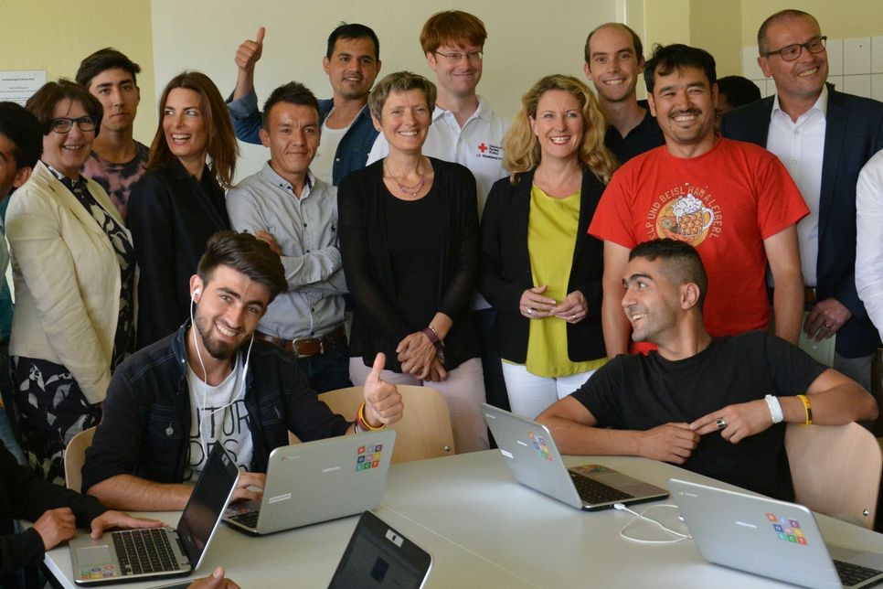 In Hermeskeil lernen Flüchtlinge in einem Pilotprojekt mit Laptops von Google Deutsch. Foto: Reconnect