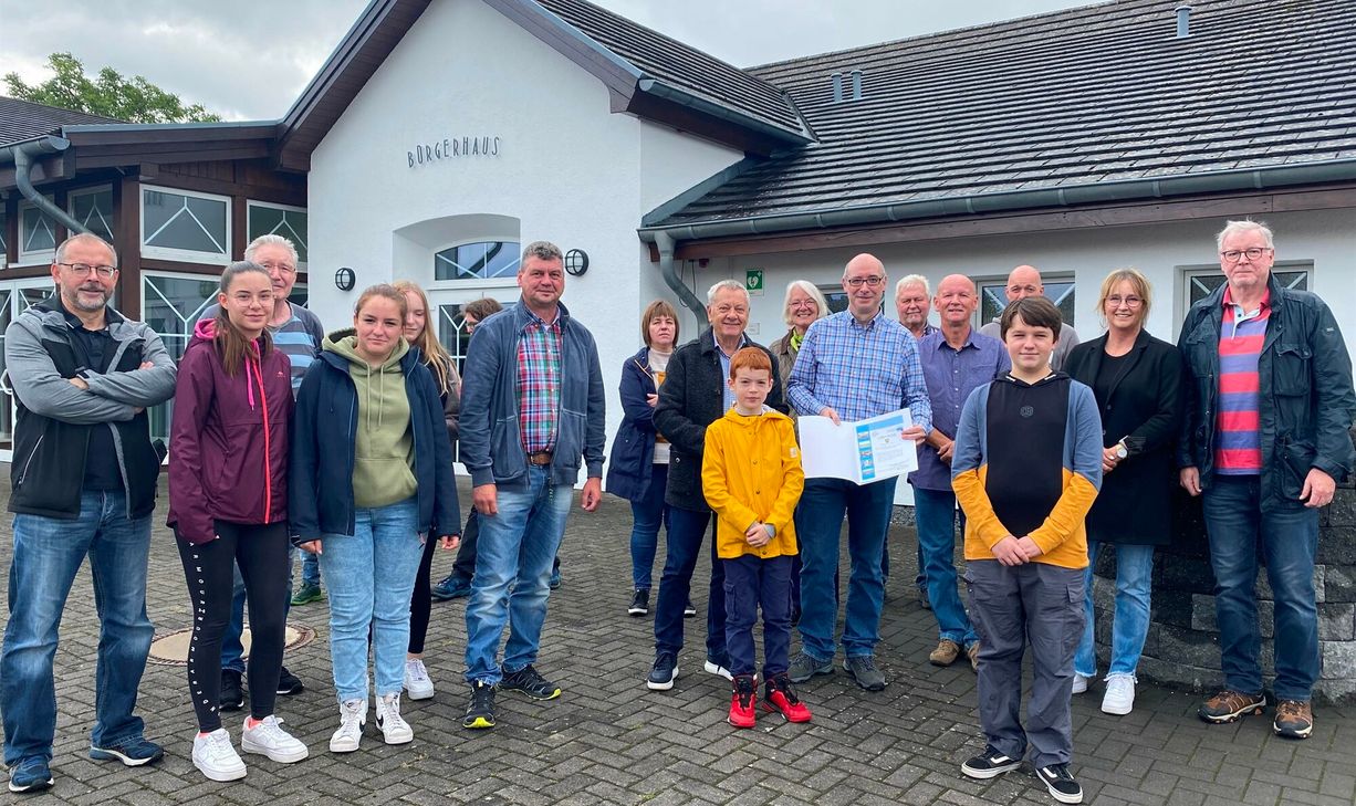 An der Abschlussveranstaltung nahmen Auderather Bürgerinnen, Bürger, der Ortsbürgermeister Frank Steimers, der Beigeordnete der VG Ulmen Thomas Kerpen sowie Landrat Manfred Schnur teil.