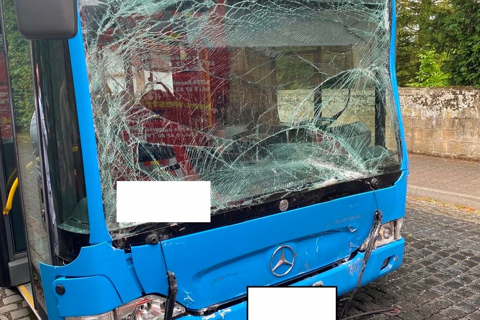 Der Schulbus war auf regennasser Fahrbahn auf einen vorausfahrenden Bus aufgefahren. Sieben Kinder wurden dabei verletzt.