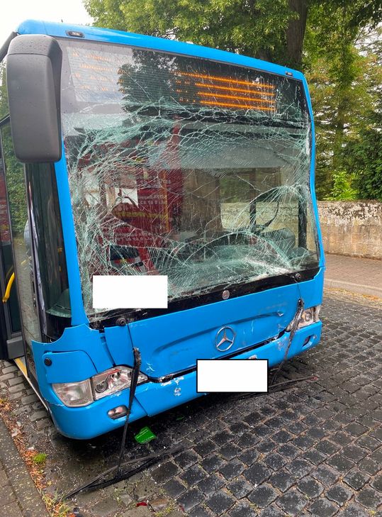 Der Schulbus war auf regennasser Fahrbahn auf einen vorausfahrenden Bus aufgefahren. Sieben Kinder wurden dabei verletzt.