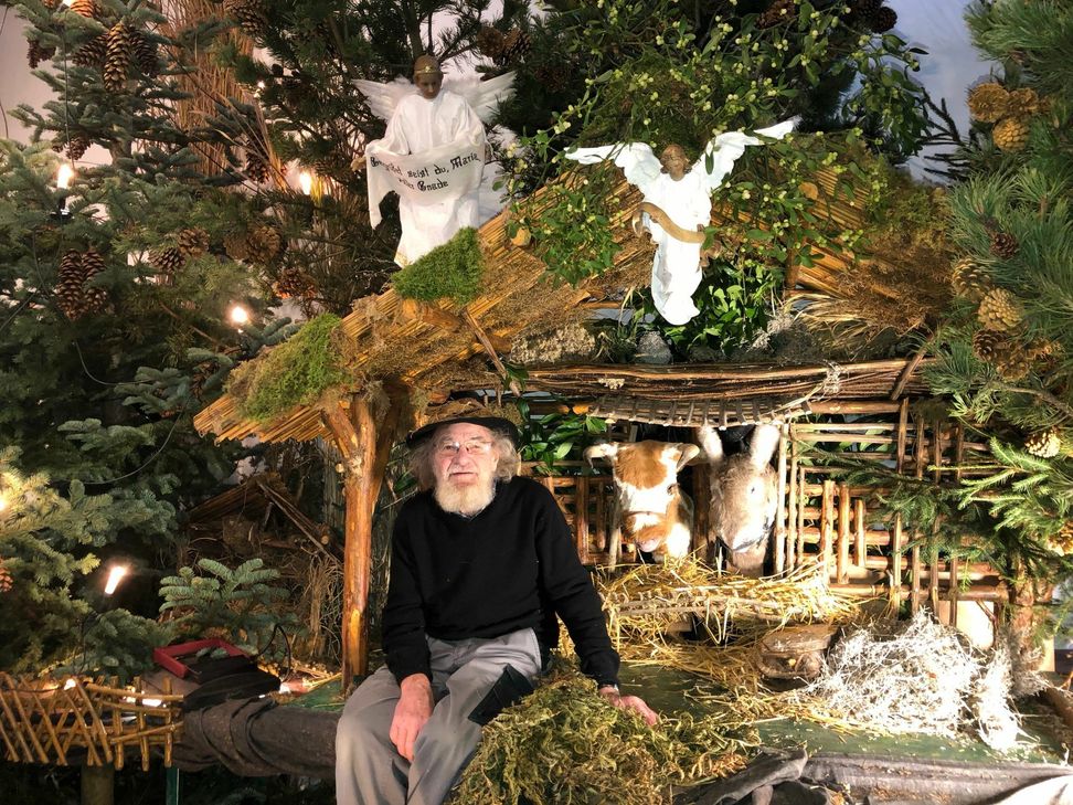 Reiner Jakobs in seiner »kleinen« Landschaftskrippe in der Höfener Pfarrkirche. Dem Ehrenamtler und seinen Mitstreitern ist es nicht möglich, die vielen Corona-Bestimmungen einzuhalten bzw zu kontrollieren. Foto: T. Förster