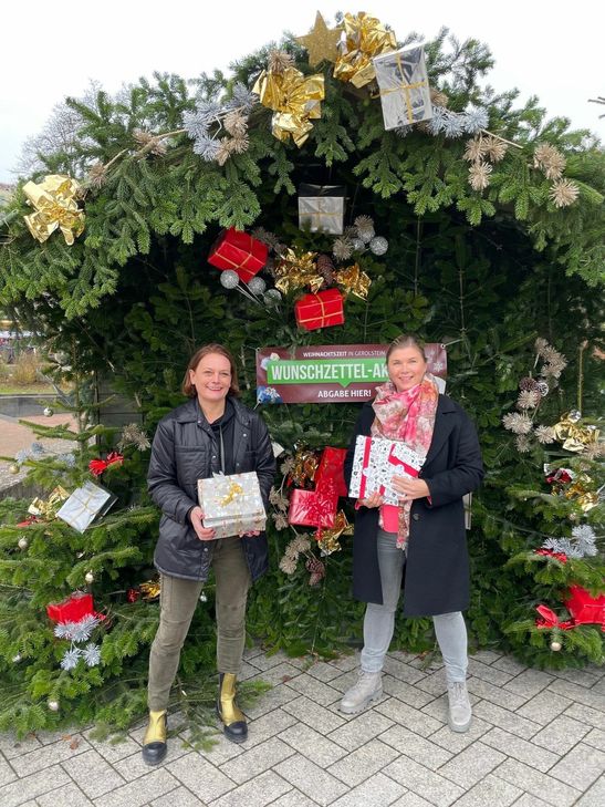 Ines Weber und Anke Sodermanns-Walla vom Gero Team freuten sich über die große Resonanz an der geschmückten Bude am Brunnenplatz. Foto: Gero Team e.V.
