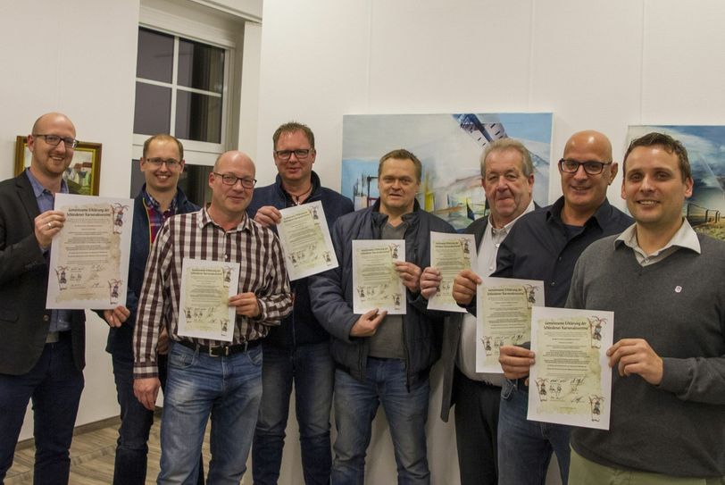 Sie unterzeichneten die gemeinsame Erklärung: Bürgermeister Ingo Pfennings (v.li.), Jörg Paustenbach und Stefan Hilgers (Vereinsbund Dreiborn), Dirk Kehren (KG Olefer Jecken), Werner Doemsky (KG Ett´schelder Eechhörnche), Norbert Niebes (KG Blau-Weiß Schleiden), Michael Wisskirchen (KG Rot-Weiß Gemünd) Swen Ulbrich (KG Rot-Weiß Herhahn-Morsbach) Foto: Kerstin Wielspütz / Stadt Schleiden