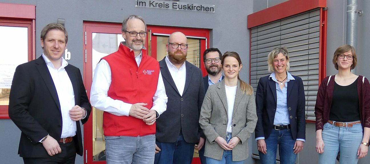 Mitglieder des Arbeitskreises gegen Institutionellen Rassismus stellten im Rahmen eines Pressegesprächs die Initiative "Haltung zeigen": Wir im Kreis gegen Rassismus" vor. Während der Internationalen Wochen gegen Rassismus sind zahlreiche Veranstaltungen geplant, hier (v.l.)  Landrat Markus Ramers, Rotkreuz-Geschäftsführer Rolf Klöcker, Boris Brandhoff (Leiter Rotkreuz-Team Migration/Integration), Carsten Düppengießer (Caritas Euskirchen), Lena Winter (Caritas Eifel), Sabine Sistig (KI Kreis Euskirchen) und Katharina Wonnemann (Vogelsang IP).