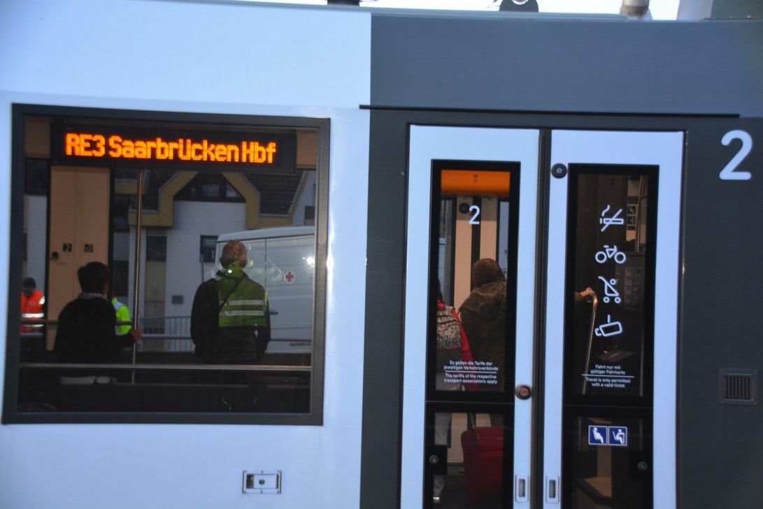 Dieser Regionalexpress aus Frankfurt musste gestern wegen des Verdachts auf Coronavirus bei einem Reisenden im Bahnhof Idar-Oberstein gestoppt werden. Foto: Klaus Desinger