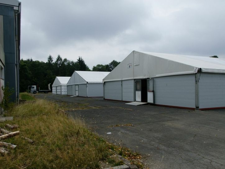 Vier große zelte stehen als Notunterkunft für rund 500 Flüchtlinge bereit.