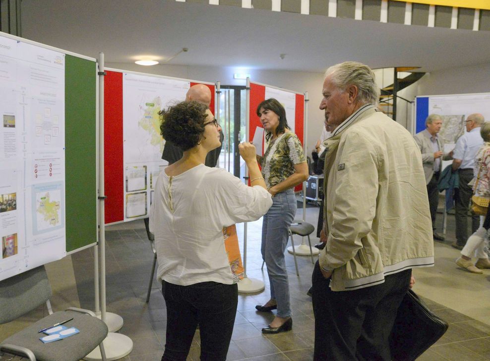 Insgesamt rund 50 Bürger nutzten die Gelegenheit, ihre Meinung kundzutun und rege zu diskutieren. Foto: Petra Grebe