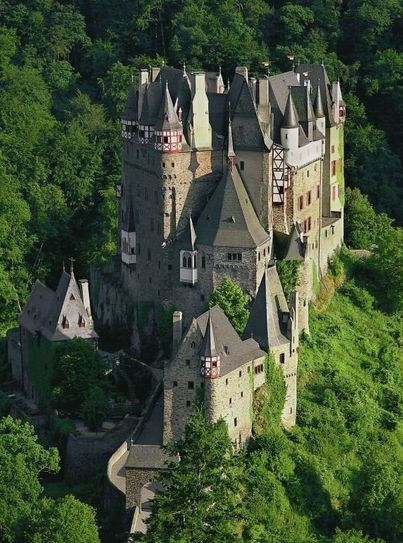 Auf dem Besucherparkplatz an der Burg Eltz wurde Mitte Juni zerstört und gestohlen.