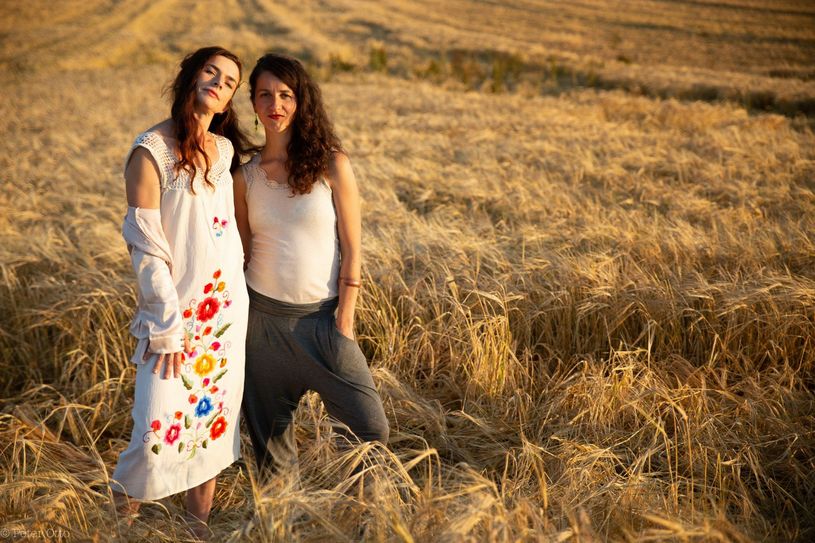 Uta Horstmann (v.li.) und Nele Sterckx freuen sich auf ihr nächstes Liegekonzert, das im September im Naturzentrum Eifel in Nettersheim stattfinden wird. Foto: Peter Otto