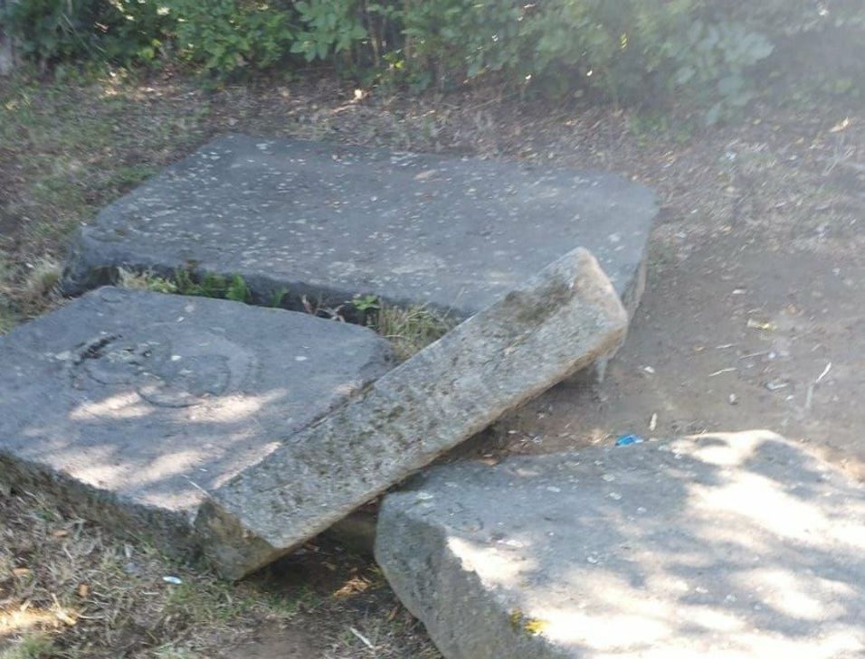 Eine beschädigte Basaltskulptur wurde in den Burggärten am Mittwochmorgen festgestellt.