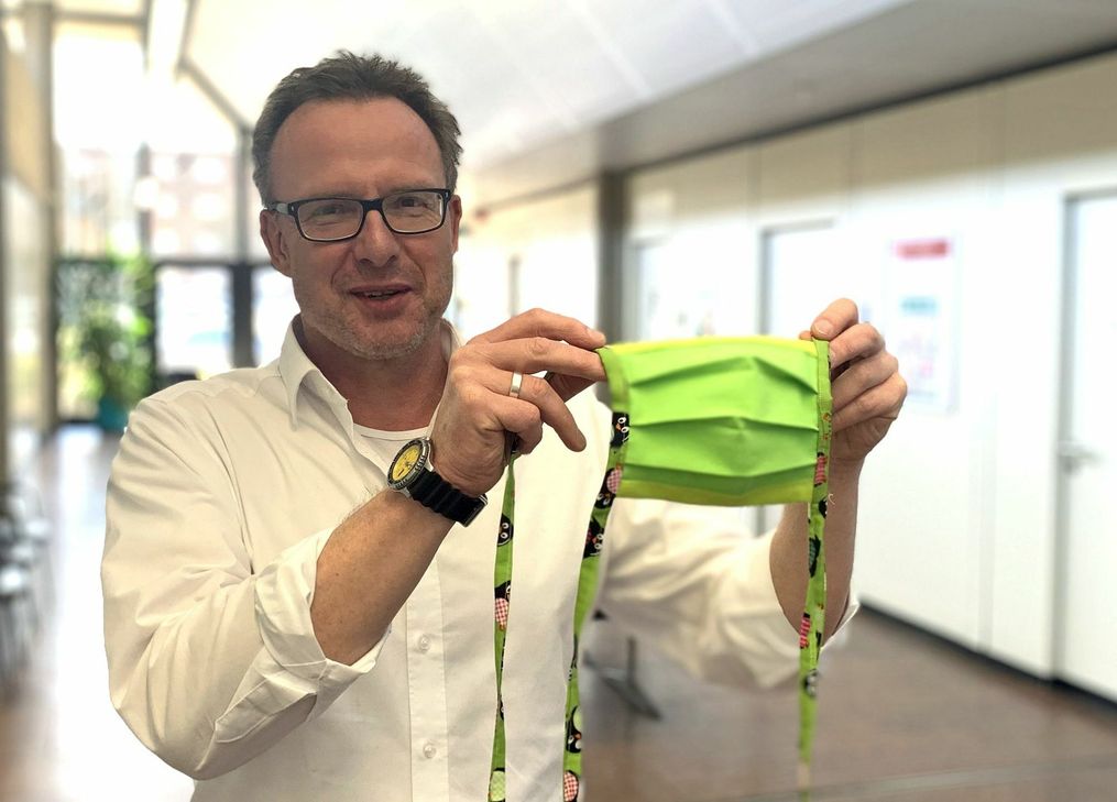 Werner Crommen präsentiert einen Prototyp des Mund-Nasen-Schutzes, den die NEW produziert haben. Foto: W. Andres / Kreisverwaltung