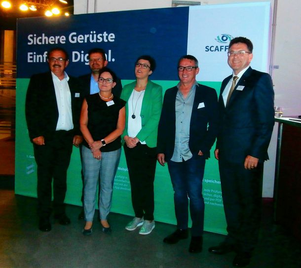 Vor kurzem fand die Vorstellung der Software "Scaffeye" statt (v.l.): Arnold Schmitt (Mitglied des Landtags), Alfons Rhodens (Bürgermeister von Fell), Petra Spanier, Jeanette Spanier, Hermann Spanier und Norbert Friedrich (Volksbank Trier). Foto: Diederich