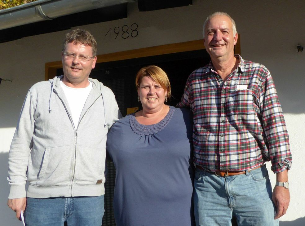 Gesamtsieger der clubinternen Turnierserie 2016 des Boule Club Weilerswist (BCW) wurde nach sieben Turniertagen Mathias Reichert (rechts), der hier von der BCW-Vorsitzenden Sylvia Baer und vom Turnierleiter Dietmar Deters beglückwünscht wird.