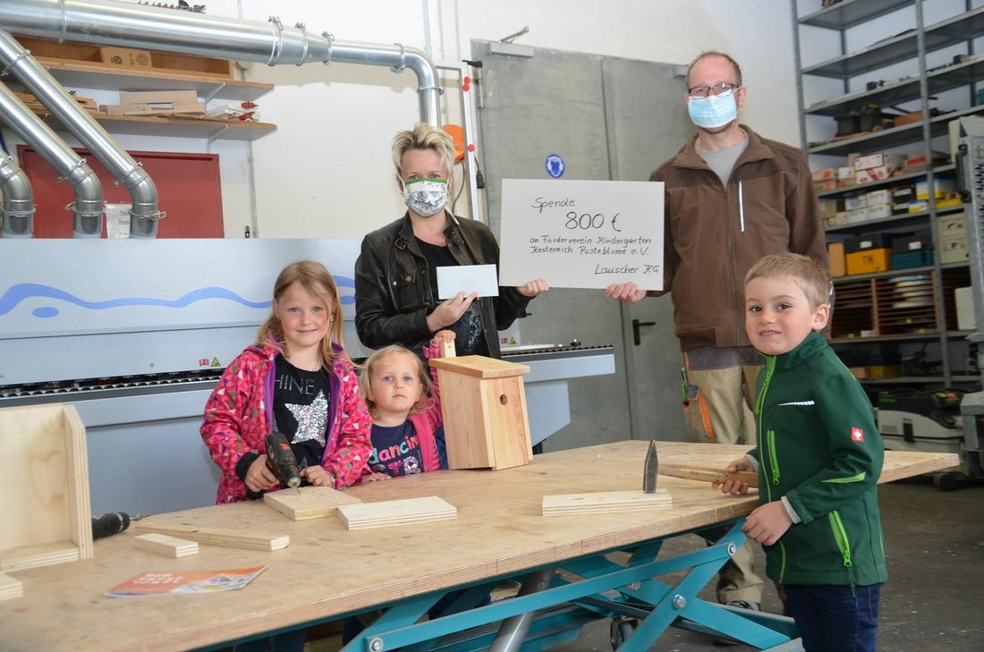 Schreiner Mirko Lauscher hat die Nistkasten-Aktion unterstützt und 80 Bausätze verteilt. Den Erlös - 800 Euro - nahm nun Sarah Kreischer für den Förderverein des Kindergarten »Pusteblume« Kesternich entgegen. Foto: T. Förster