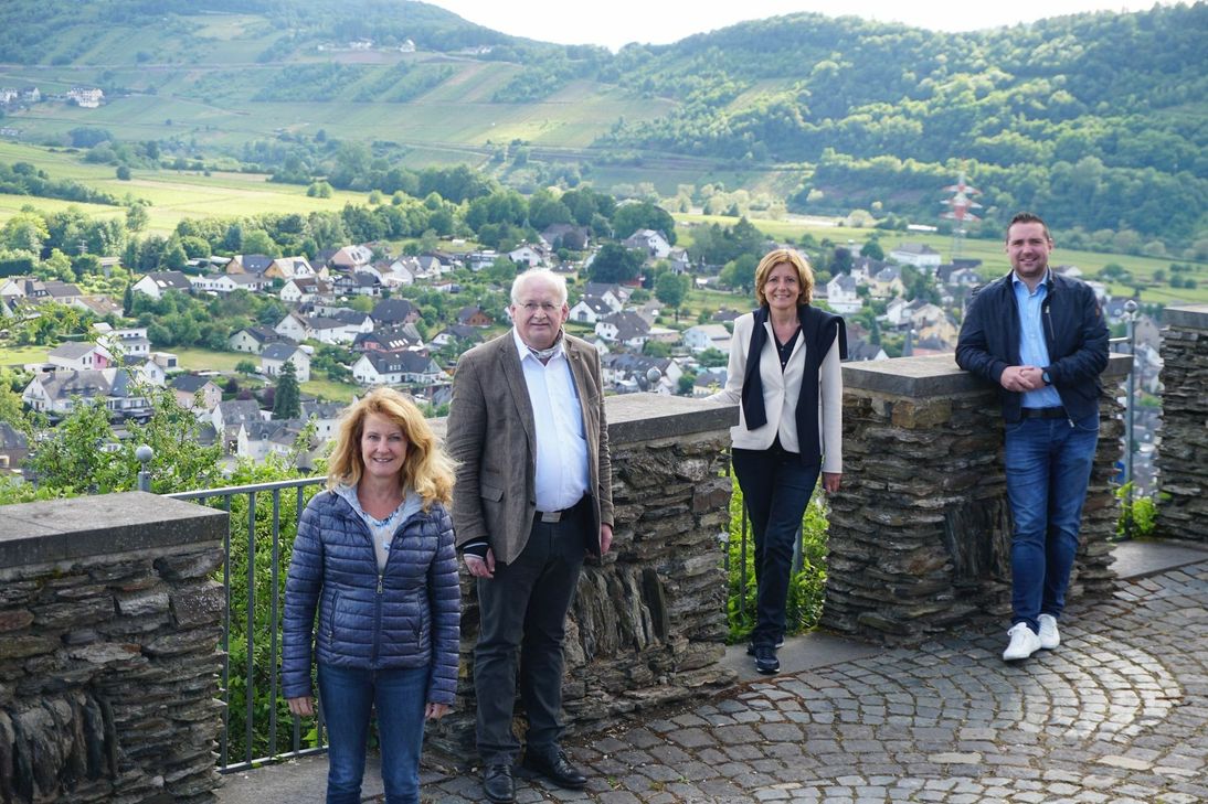 Ministerpräsidentin Malu Dreyer (2. v. r.) mit Staatssekretärin Heike Raab, VG-Bürgermeister Karl Heinz Simon (2. v. l.) und dem SPD-Landtagsabgeordneten Benedikt Oster auf der Marienburg.