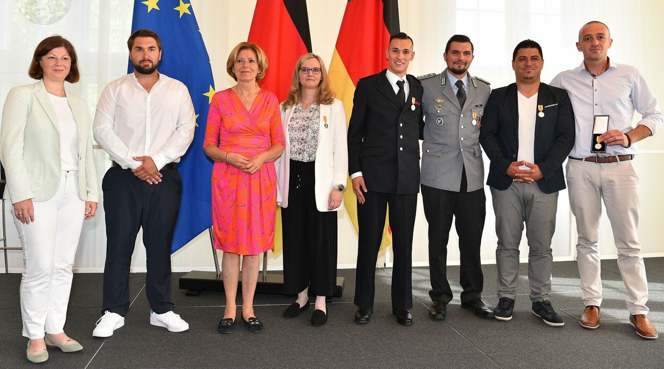 Für ihren Einsatz unter Lebensgefahr ehrte Ministerpräsidentin Maly Dreyer im Beisein von Nicole Steingaß (l.), Landesbeauftragte für den Wiederaufbau, Mario Liersch (v.l.), Claudia Petri, Marco Hofbauer, Theodor Frisch, Roberto Lauricella und Nikolaos Ionnaidis.