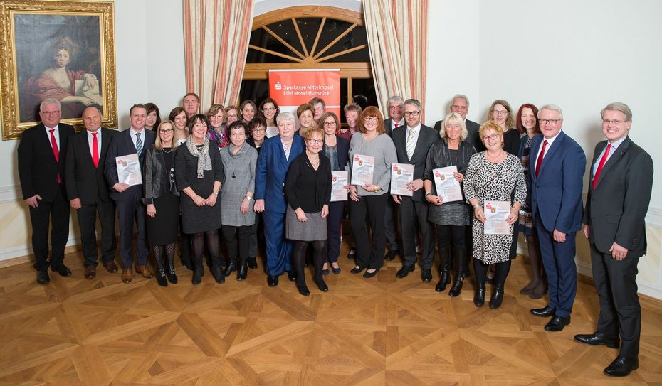 v.l.: Volker Knotte, Vorstandsmitglied, Edwin Staudt, Thomas Mertes, Marlene Conrad, Karin Bauer, Ingrid Wagner, Bernhard Junglas, Brigitte Schmitz, Roswitha Lutz, Melanie Pellio, Hildegard Völkert, Eveline Korst, Irene Reichert, Manuela Liesenfeld, Gertrud Lüdtke, Ruth Kneib, Hedi Klas, Hiltrud Maßem, Pia Ertz, Karla Andres, Carmen Walter, Matthias Klinkner, Bernd Brachtendorf, Martina Klein, Achim Wolff, Ortrud Ostermann, Birgit Plohmann, Ilona Stemmann, Edmund Schermann, Vorstandsvorsitzender, Eric Westerheide, Vorstandsmitglied.