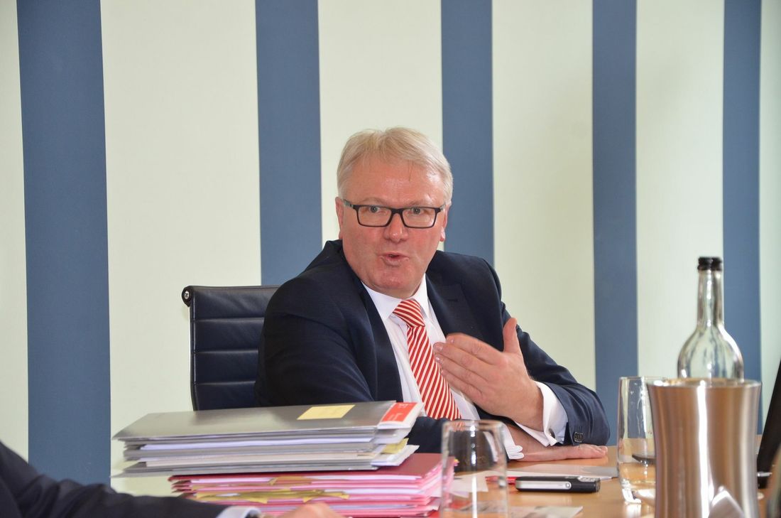 Der Vorstandsvorsitzende der Sparkasse Mittelmosel, Edmund Schermann, begründete die Schließungen der Filialen und SB-Standorte.