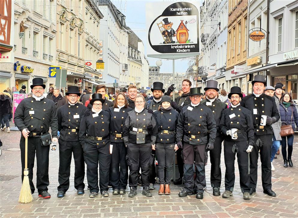 Auch in diesem Jahr war die Schornsteinfeger-Innung im Rahmen der Glückstour auf dem Trierer Weihnachtsmarkt unterwegs. Foto: Schornsteinfeger-Innung Trier. Foto: FF