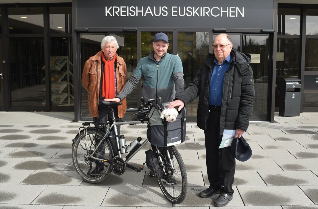 Nach dem gemeinsamen Gespräch mit Benedikt Goesmann (Mitte) wünschten Willi Greuel von der Hilfsgruppe Eifel (li.) und Landrat-Stellvertreter Leo Wolter (re.) dem 33-Jährigen und seinem Hund Bruno eine gute und erfolgreiche Tour nach Portugal.