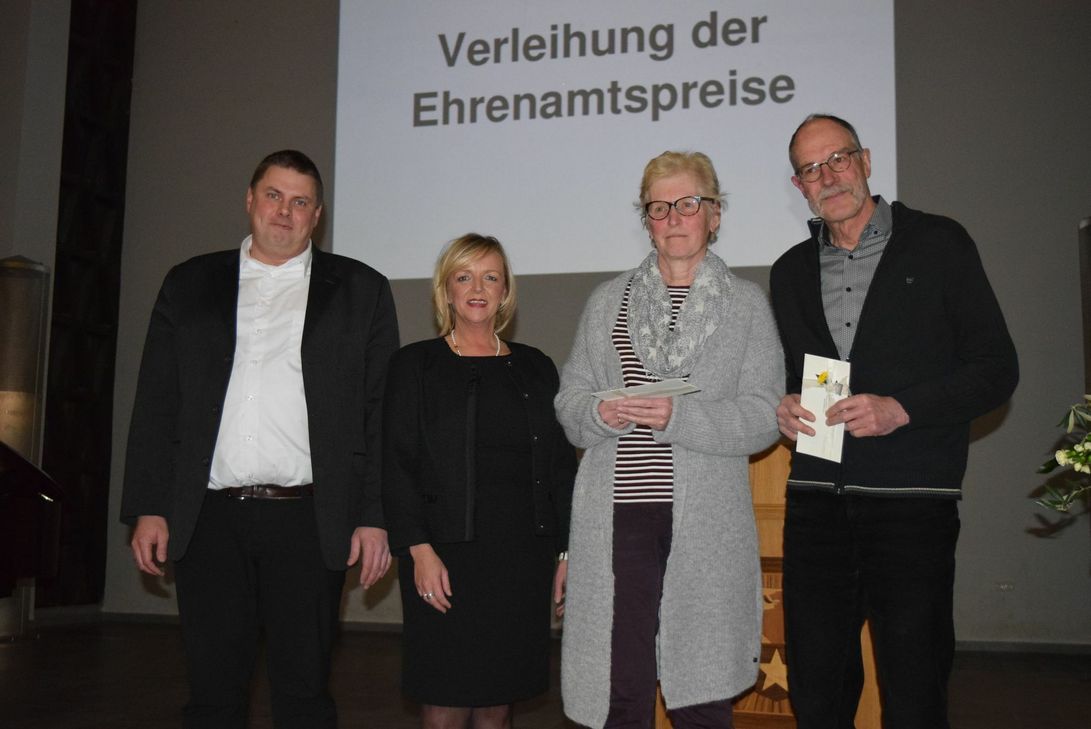 Sabine Preiser-Marian (2.v.l.) überreichte den Ehrenamtspreis an Michael Mombauer, Helga Peters und Herbert Fussen (v.l.). Foto: Breuer