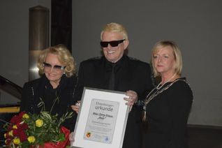 Heino ist jetzt Ehrenbürger von Bad Münstereifel. Die Urkunde überreichte Bürgermeisterin Sabine Preiser-Marian. Heinos Frau Hannelore ist stolz. Foto: Breuer
