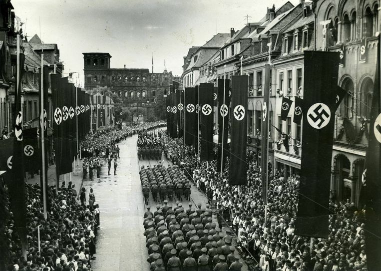 Erst 80 Jahre her, und doch ein Anblick, der uns heute zutiefst schaudern lässt: Brauner Auflauf in Trier beim Kreistag der NSDAP/Vorbeimarsch in der Simeonstraße am 3./4. Juli 1937. Foto: Mit freundlicher Genehmigung des Stadtarchivs Trier - Bildsammlung 1 Nr.: 12/337a