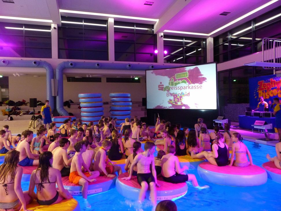 Die Kino Pool-Party bietet den jungen Zuschauern ein unvergessliches Filmerlebnis.