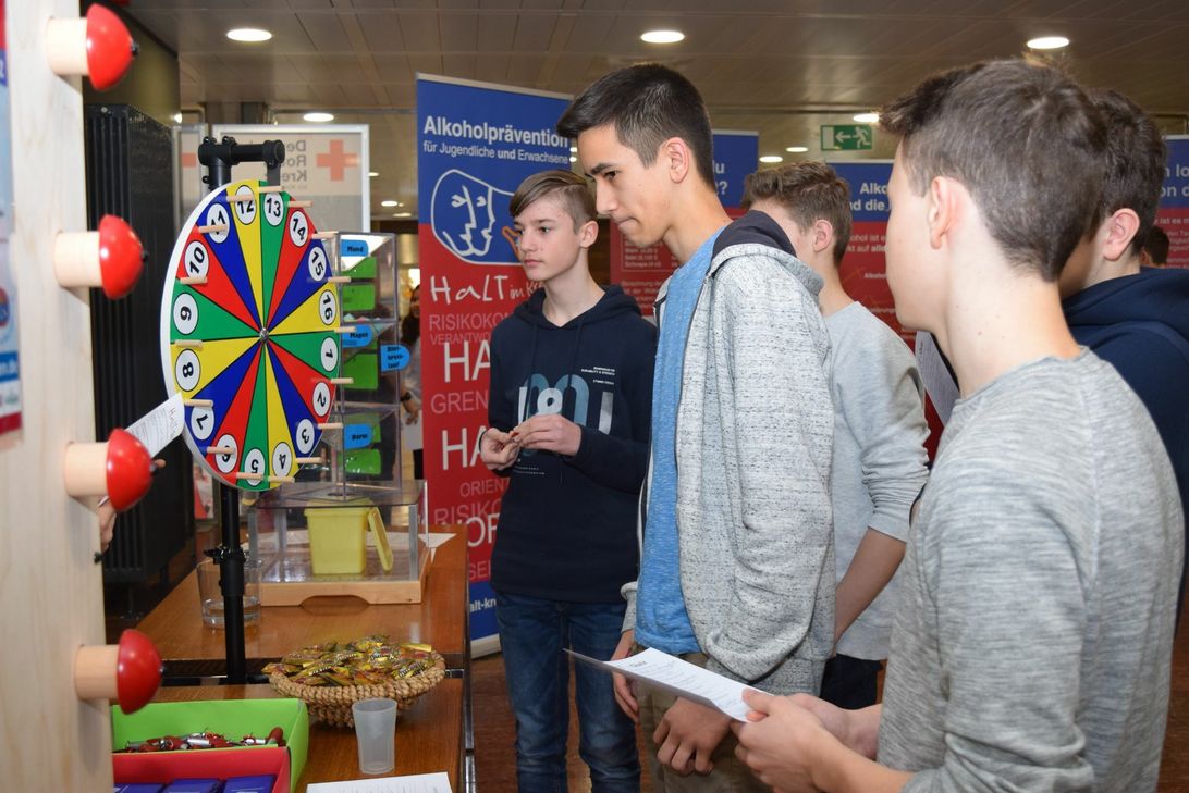 Wer sich die Fakten der interaktiven Ausstellung einprägt, kann bei verschiedenen Fragespielen Preise abräumen. Foto: Breuer