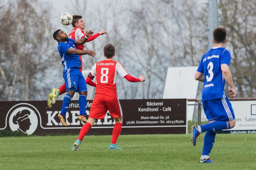 Oscar Feilberg (li.), der möglicherweise Karbach zum Saisonende verlässt, war auch gegen Idar-Oberstein ein wichtiger Angriffsspieler für die Hunsrücker. Er leitete die 1:0-Führung ein. (Foto: Arno Boes)