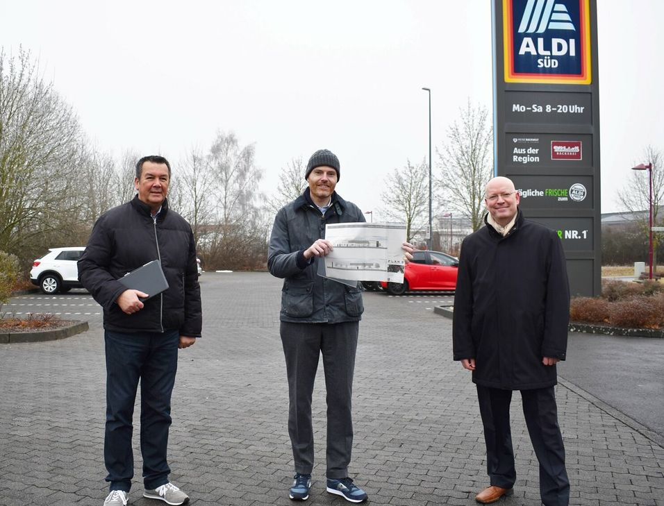 Die Blickrichtung stimmt, das Gebäude fehlt noch. Hinter Werner Wöllstein (v.l.), Manuel Schlapp und Markus Otto soll die Filiale entstehen.
