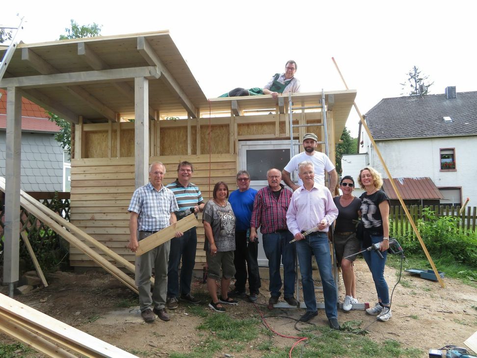v. l. n. r. Bernhard Buss, Dr. Mathias Queck, Katja Ludes, Helmut Moersdorf, Helmut Mencher, Prof. Dr. Christoph Kaup, Dr. Michael Bur, Margreth Eiden-Götten, Dr. Andrea Mohr und oben auf dem Dach Dr. Olaf Müller. Foto: FF