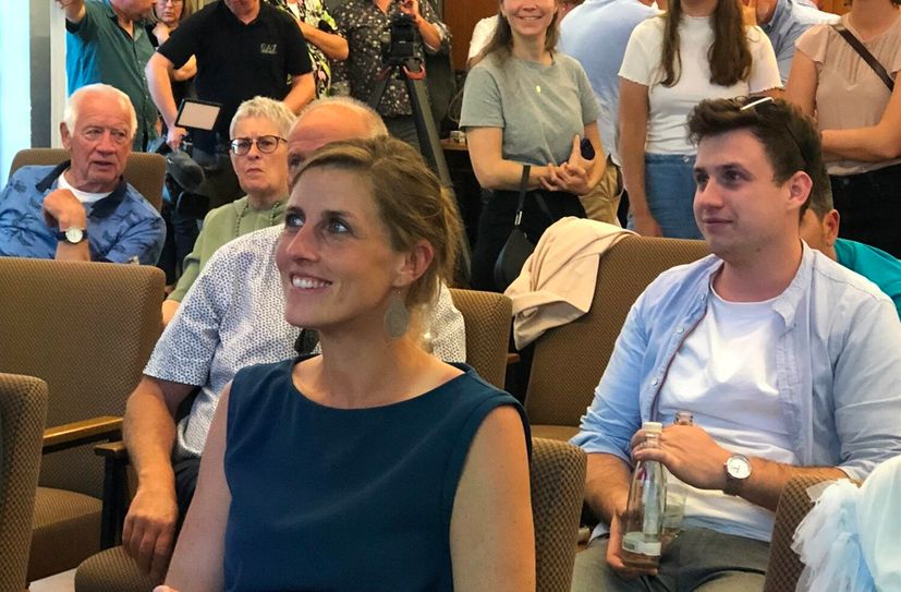 Einen spannenden Wahlabend verfolgten Dr. Carmen Krämer und Micha Kreitz (rechtes Foto, l.), das für sie eine Stichwahl am 29. Mai bedeutet. In den zweiten Urnengang geht die Parteilose mit einem Vertrauensvorsprung von 40 zu 32 Prozent gegenüber dem Christdemokraten.